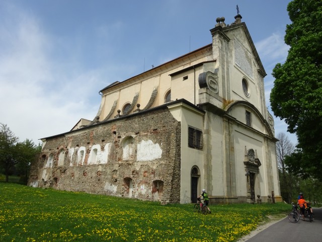 trojlodní kostel Nejsvětější Trojice u obce Klášter